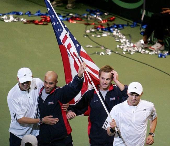 1 декабря в истории тенниса: тысячная победа Эверт, возвращение Агасси, рекордный трофей сборной США (+фото)