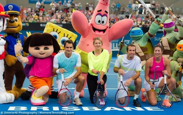 Федерер и гигантская ракетка, Мугурса и Азаренко против героев мультфильмов (+фото и видео)