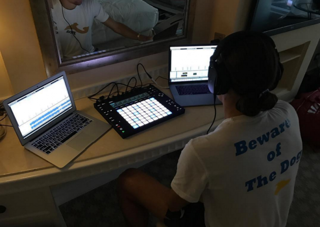Обзор соцсетей: электронная музыка от Долгополова, Брайан на съемках "Теории большого взрыва", Джокович и Раонич в Монако (ФОТО)
