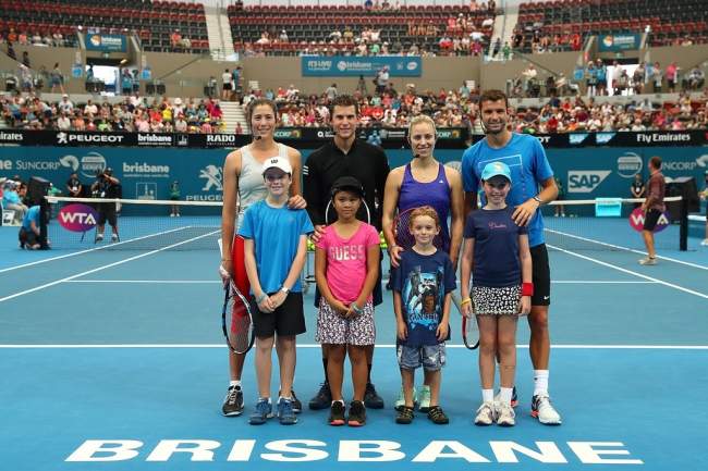 Анжелик Кербер и Гарбинье Мугуруса сыграли в теннис для детей в Брисбене (ВИДЕО)