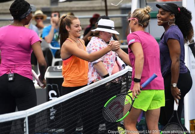 Возняцки и сёстры Уильямс сыграли в теннис с регбистами в Окленде (ФОТО)