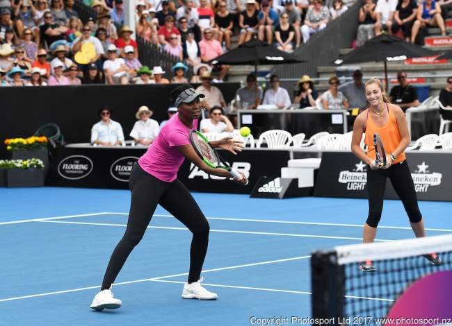 Возняцки и сёстры Уильямс сыграли в теннис с регбистами в Окленде (ФОТО)