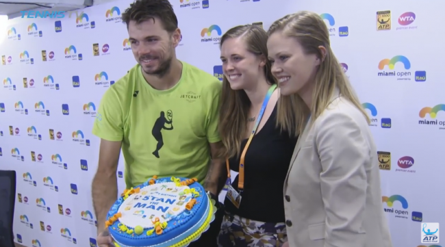 Вавринка получил торт ко Дню рождения от организаторов турнира в Майами (ВИДЕО)