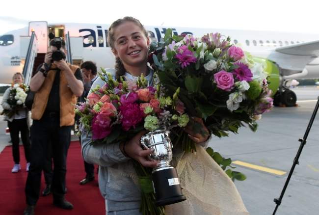 Елена Остапенко прилетела домой после победы на Ролан Гаррос (ФОТО)