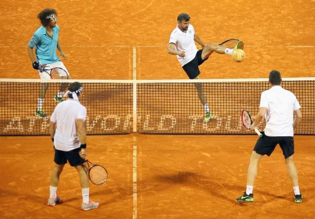 Легенды тенниса провели показательные матчи на турнирах в Европе 