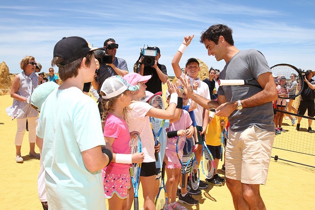 Федерер сыграл в теннис в австралийской пустыне