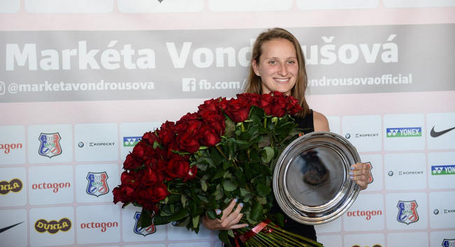 Вондроушову встретили в Праге с огромным букетом роз после финала Ролан Гаррос