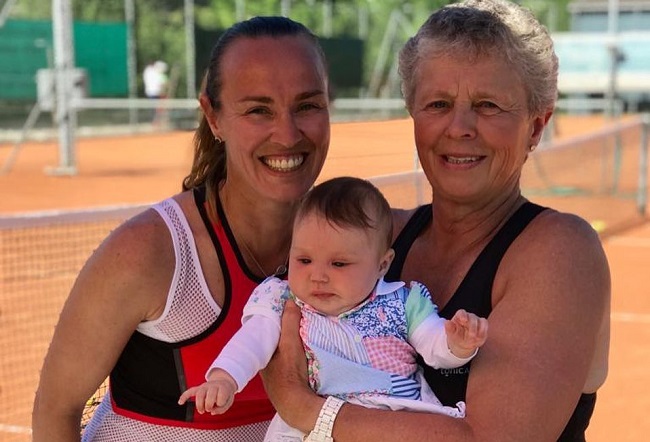 Мартина Хингис учит свою годовалую дочь играть в теннис (ВИДЕО)