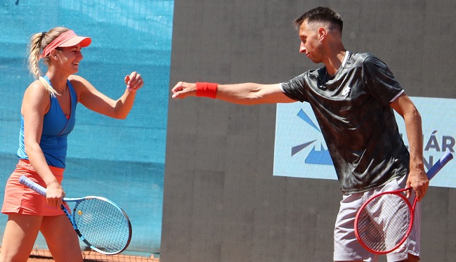 Стаховский и Бондар одержали победу в миксте на групповом этапе турнира в Будапеште
