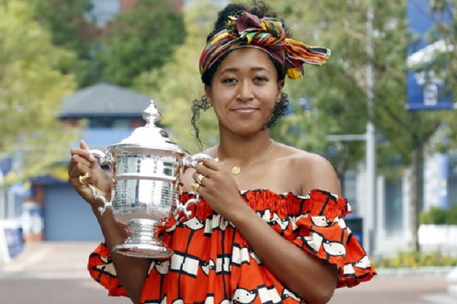 Наоми Осака на фотосессии с трофеем чемпионки US Open