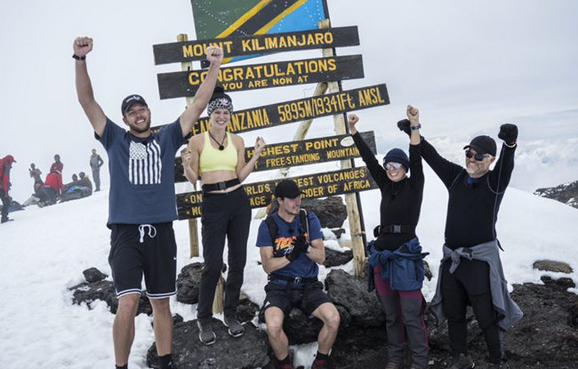 Возняцки вместе с семьёй поднялась на Килиманджаро (ФОТО)