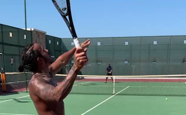 Льюис Хэмилтон показал, как играет в теннис вместе с отцом (ВИДЕО)