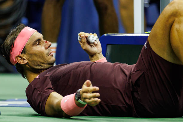 "Было очень больно". Рафаэль Надаль случайно нанес себе травму во время матча с Фоньини на US Open (ВИДЕО)