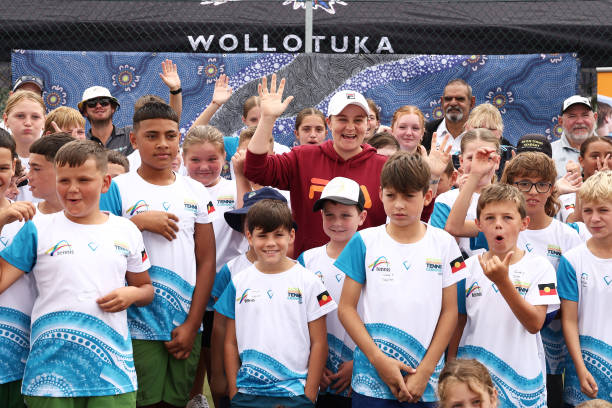 Беременная Эшли Барти посетила детское теннисное мероприятие в Австралии