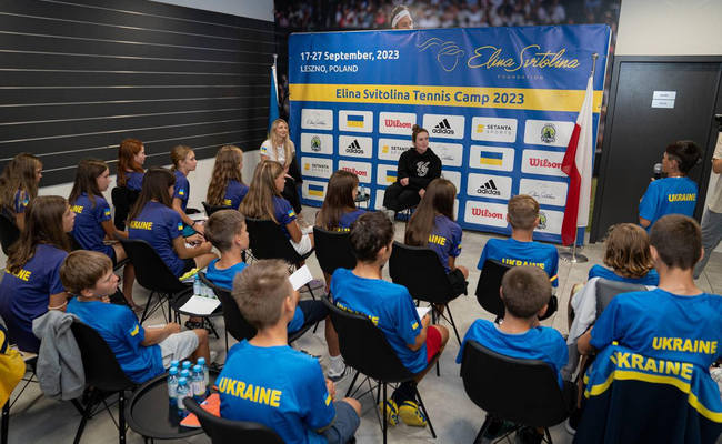 "Работают как взрослые". Двадцать украинских юниоров приняли участие в теннисном лагере Элины Свитолиной