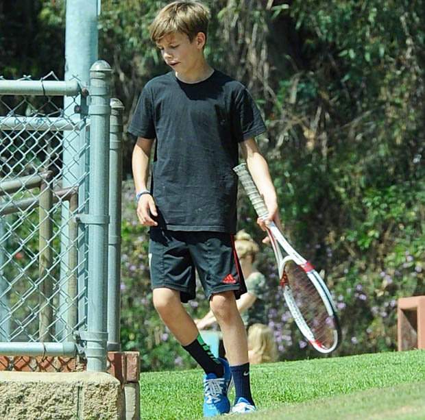 Сын Бекхэма продолжает выбирать между футболом и теннисом