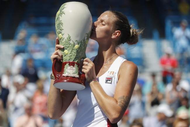 Каролина Плишкова празднует победу на турнире в Цинциннати