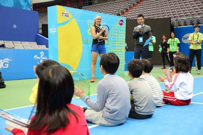 Элина Свитолина сыграла с детьми в мини-теннис на Тайване
