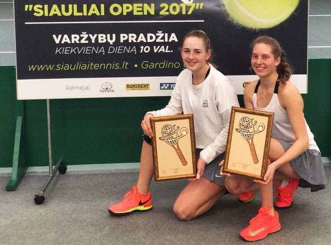 Юниоры. Дема и Лагуза празднуют победу в парном разряде на турнире в Литве
