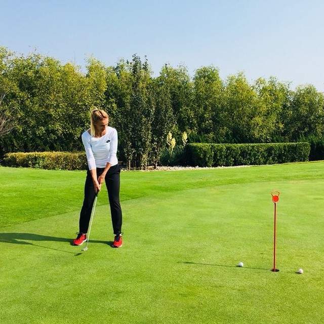 Как Цуренко училась играть в гольф в Китае (ВИДЕО)