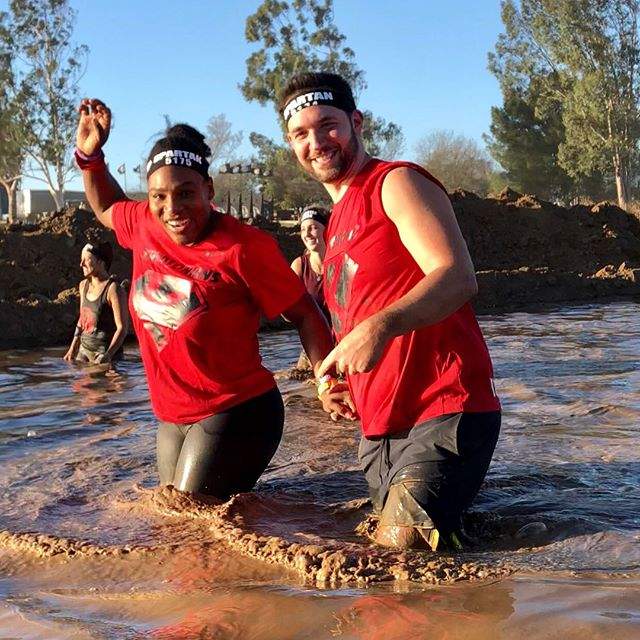 Бег в грязи, кольца и канаты: Серена Уильямс вместе с мужем преодолели препятствия "Spartan Race"