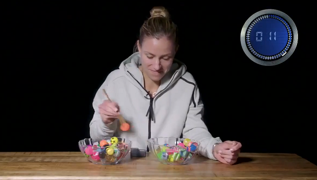 Теннисисты показали свою ловкость в челлендже с палочками для еды (ВИДЕО)