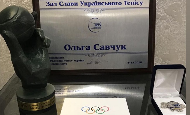 Савчук показала награду от Международной федерации тенниса
