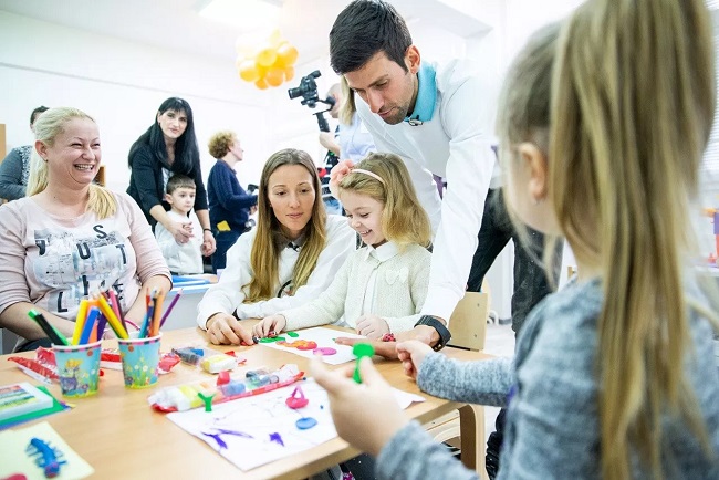 Джокович вместе с женой открыли детский сад в Сербии