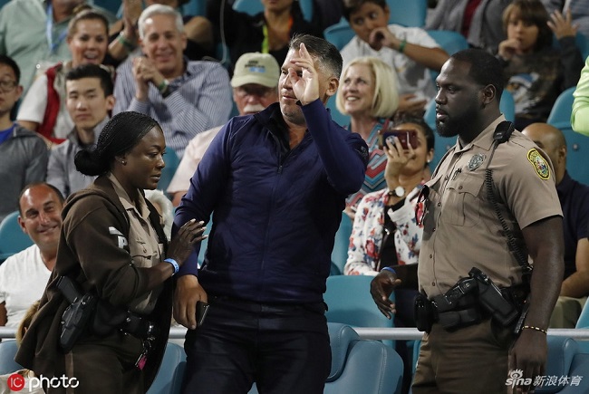 Охрана вывела зрителя с матча Кириоса после конфликта с теннисистом (ВИДЕО)