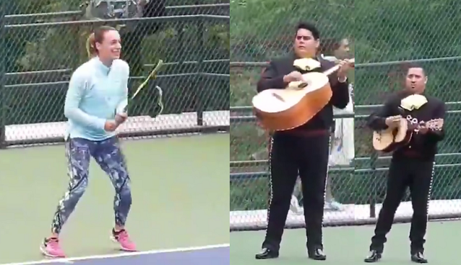 Теннис по-мексикански: музыканты играют на корте во время тренировки игроков (ВИДЕО)
