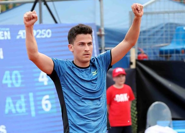Будапешт. Теннисист из третьей сотни рейтинга победил шестого сеяного и вышел в четвертьфинал