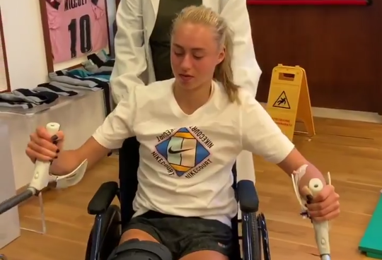 Лопатецкая поделилась видео после операции на колене
