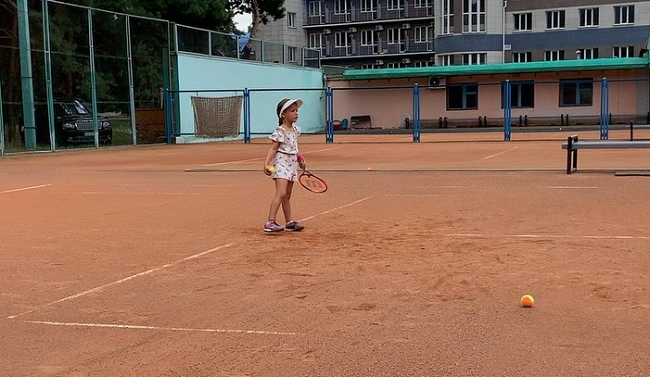 Дочка украинской чемпионки играет в теннис (ВИДЕО)