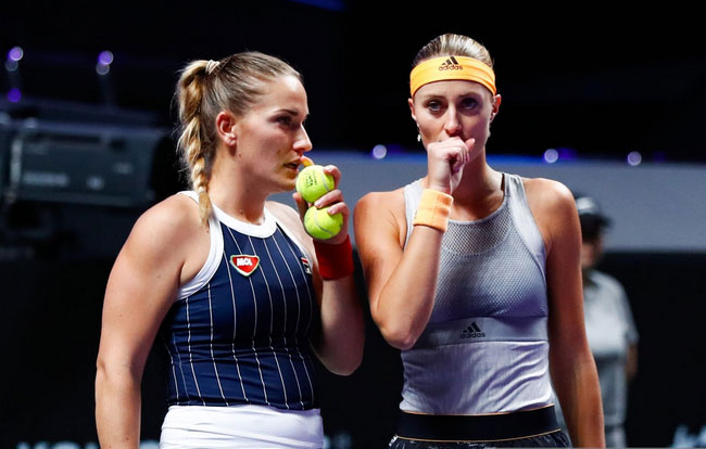 WTA Finals. Бабош и Младенович начали защиту титула, первые сеяные проиграли в стартовом матче