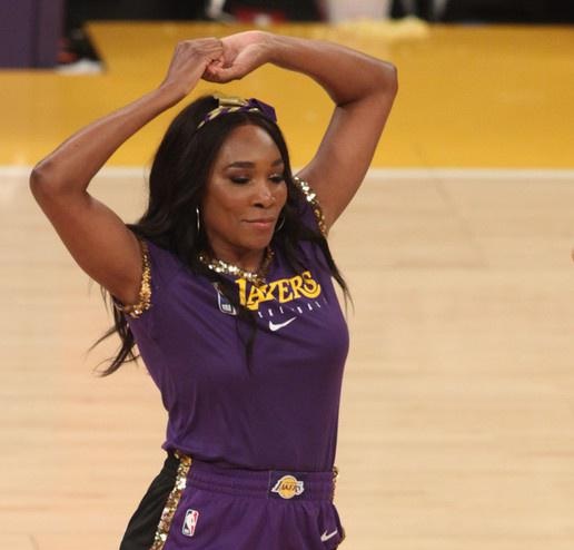 Экс-первая ракетка мира станцевала в группе поддержки "Lakers" (ВИДЕО)
