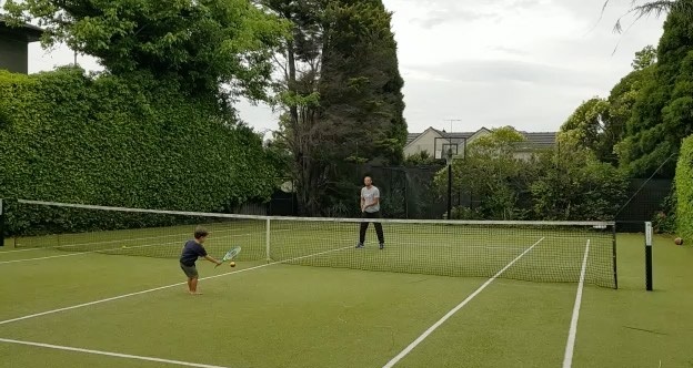 Вторая ракетка мира играет в теннис со своим сыном (ВИДЕО)