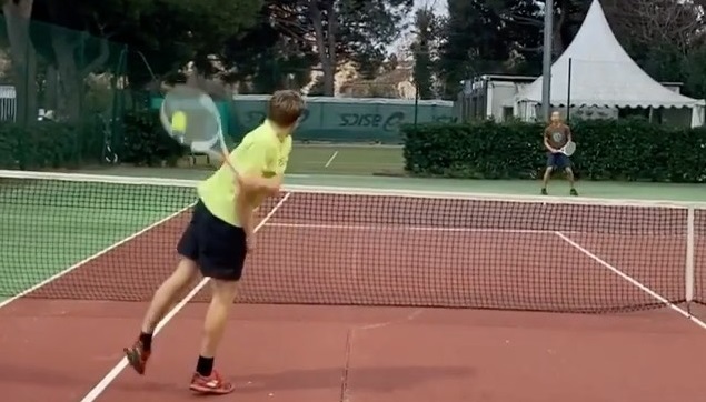 Невероятные теннисные трюки, которые удивили болельщиков (ВИДЕО)
