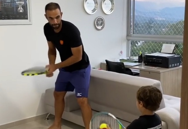 Чемпион Уимблдона играет в теннис дома вместе с сыном (ВИДЕО)