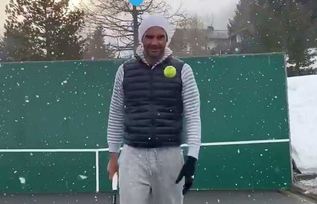 Роджер Федерер сыграл в теннис на стенке под снегом
