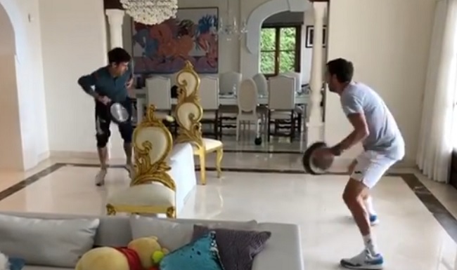 Как Новак Джокович играет в теннис сковородкой (ВИДЕО)