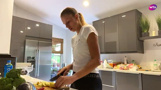Магда Линетт впервые попробовала приготовить овощную лазанью (ВИДЕО)