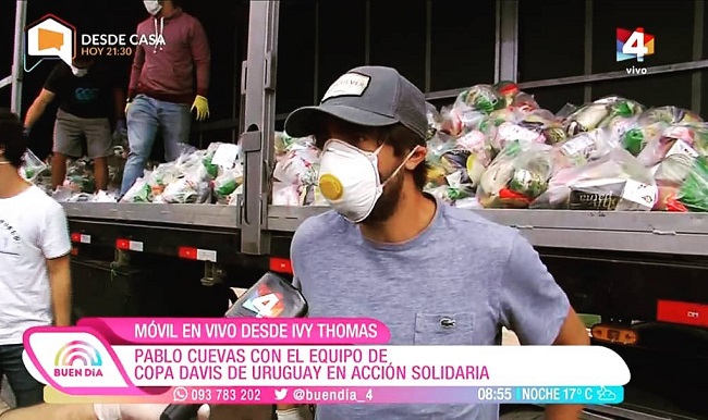 Первая ракетка Уругвая во время карантина собирает продуктовые наборы вместе с волонтерами