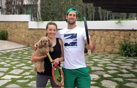 Новак Джокович вместе с женой играют в теннис во дворе (ВИДЕО)