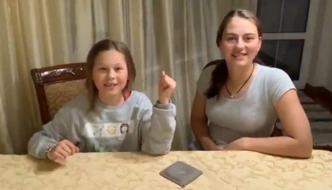 Угадай песню: Марта Костюк соревнуется с сестрой в музыкальном конкурсе (ВИДЕО)