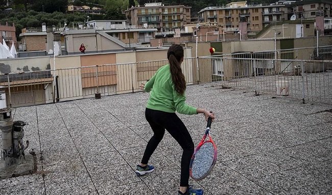 Из-за карантина в Италии подростки играют в теннис у себя на крыше (ВИДЕО)