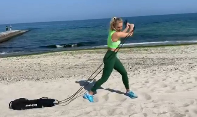 Даяна Ястремская тренируется на пляже в Одессе (ВИДЕО)