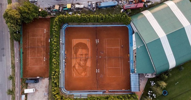Художник создал портрет Джоковича на теннисном корте (ВИДЕО)