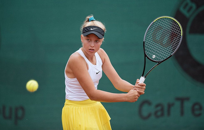 13-летняя теннисистка обыграла экс-лидера парного рейтинга на выставочном турнире в Чехии