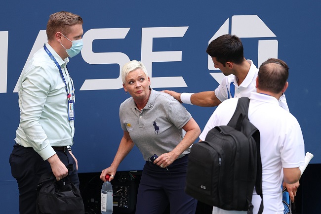 Драма на US Open: Новак Джокович попал мячом в судью и покинул турнир (ВИДЕО)