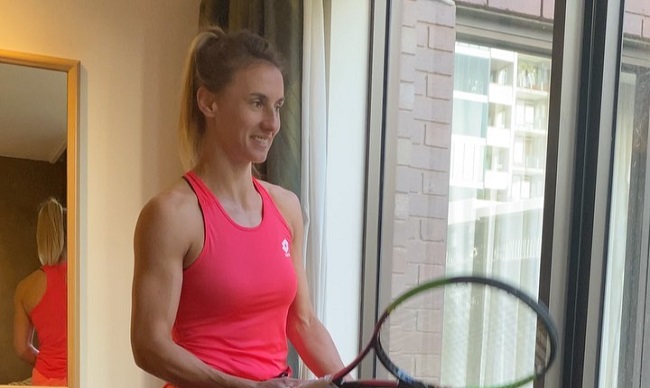 Леся Цуренко играет в теннис прямо в номере отеля (ВИДЕО)